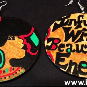 Infundido com energia bonita (brincos de cabelo natural feitos à mão, pintados à mão, afrocêntricos, arte funcional)