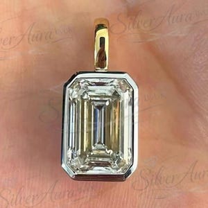 Colgante bicolor de oro, colgante solitario de diamante moissanita talla esmeralda de 5,50 ct, colgante con engaste de bisel y cierre de botón para tu esposa.