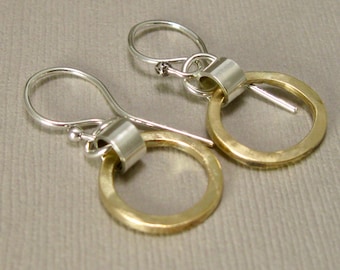 Handsmidda örhängen i blandad metall, hängen i sterlingsilver och guldfyllda
