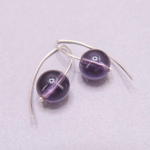 Pendientes colgantes de plata de ley forjados a mano con amatista.