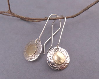 Handsmidda örhängen i blandad metall, sterlingsilver och guldfyllda