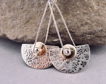 Handsmidda örhängen i blandad metall, texturerat sterlingsilver och guldfyllning