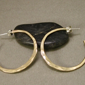 14kt. goudgevulde gehamerde hoepels, handgemaakte gouden sieraden, gouden hoepels met sluiting in 2 maten, gouden boho-hoepels, smidsieraden
