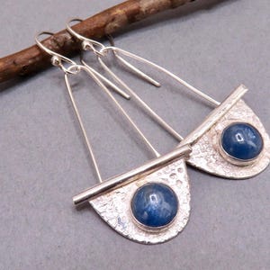 Handsmidda hängande örhängen i sterlingsilver, blå kyanit accent