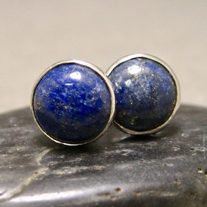 Orecchini a perno in lapislazzuli e argento sterling da 8 mm, borchie in lapislazzuli blu, gioielli minimalisti fatti a mano, pietre preziose blu, borchie semplici