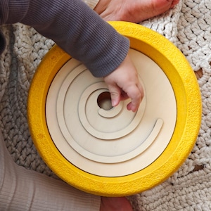 Spiral Holzplatte für Stapelsteine | Handgefertigt | Montessori Sortierplatte | Personalisierbar | Holz Laufbahn Ø 21 cm