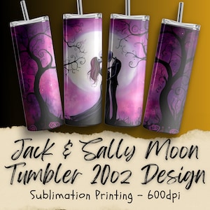 Può includere: Quattro bicchieri in acciaio inossidabile con una stampa a sublimazione di Jack e Sally de The Nightmare Before Christmas. Il design presenta uno sfondo lunare viola e rosa con un albero e una coppia che si abbraccia. Il testo "Jack & Sally Moon Tumbler 2002 Design" e "Sublimation Printing - 600dpi" è stampato sotto i bicchieri.