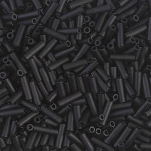 Peut inclure: Une image en gros plan d'une grande quantité de perles de verre noires. Les perles sont de forme cylindrique et ont une finition lisse et brillante.