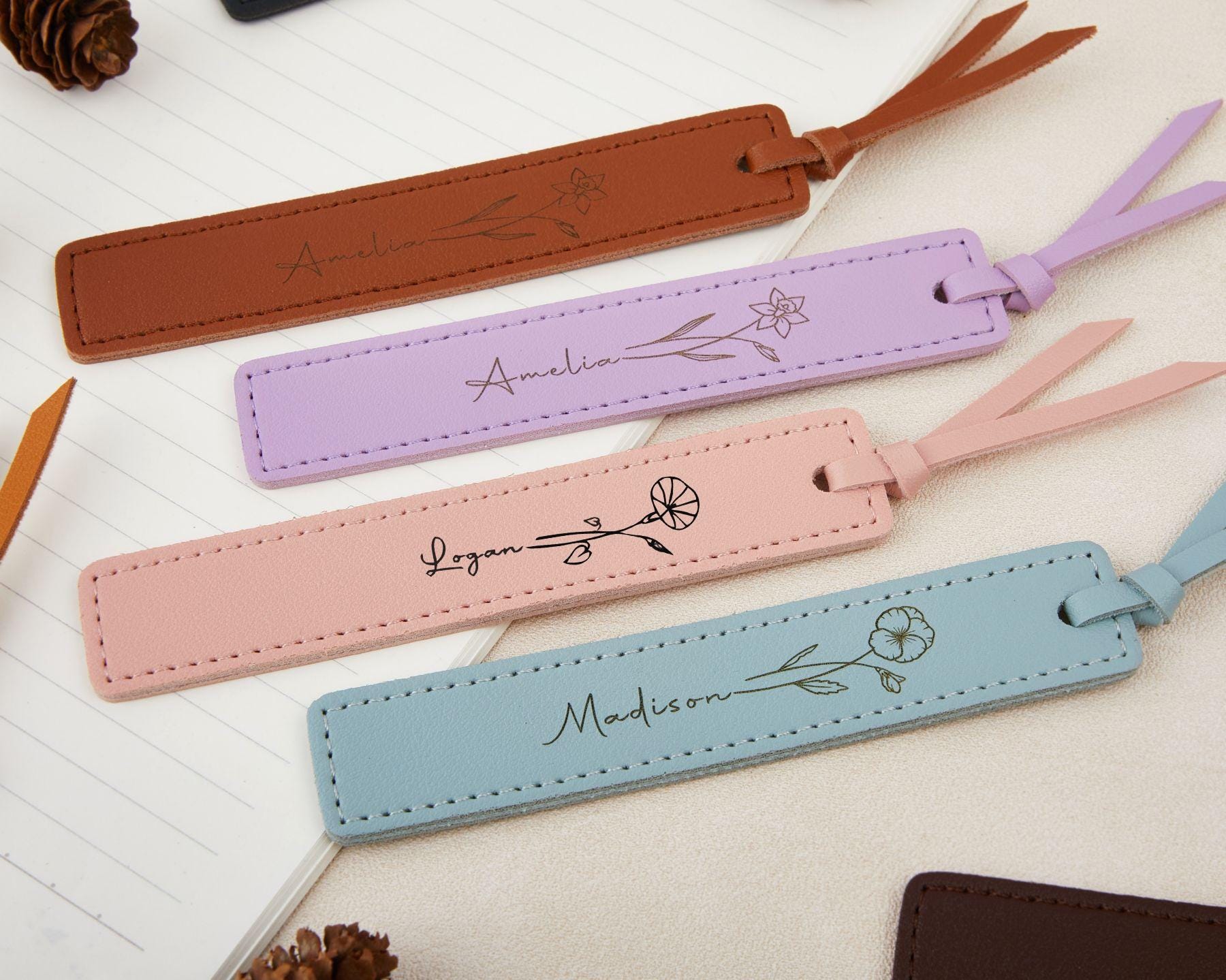 Personalisiertes Lesezeichen aus Leder mit Namen und Blume, Personalisiertes Lesezeichen aus Leder, Geschenke für Buchliebhaber, Brautjungferngeschenk, Geschenke für Studenten, Jubiläumsgeschenk