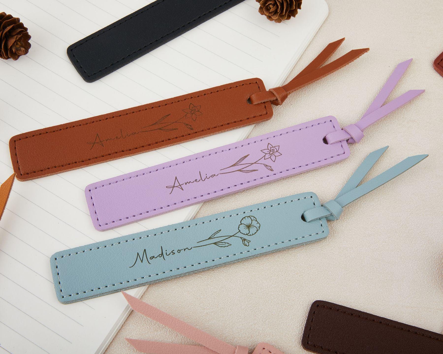 Personalisiertes Lesezeichen aus Leder mit Namen und Blume, Personalisiertes Lesezeichen aus Leder, Geschenke für Buchliebhaber, Brautjungferngeschenk, Geschenke für Studenten, Jubiläumsgeschenk