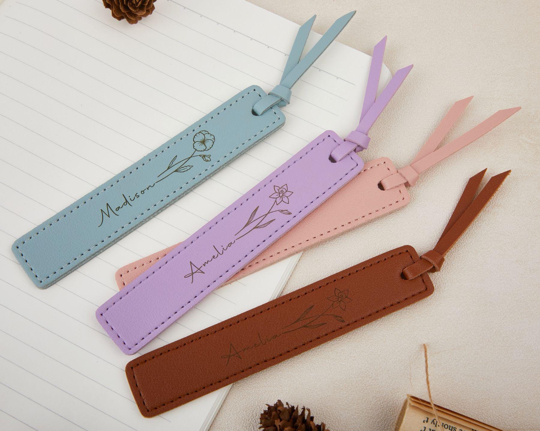 Personalisiertes Lesezeichen aus Leder mit Namen und Blume, Personalisiertes Lesezeichen aus Leder, Geschenke für Buchliebhaber, Brautjungferngeschenk, Geschenke für Studenten, Jubiläumsgeschenk