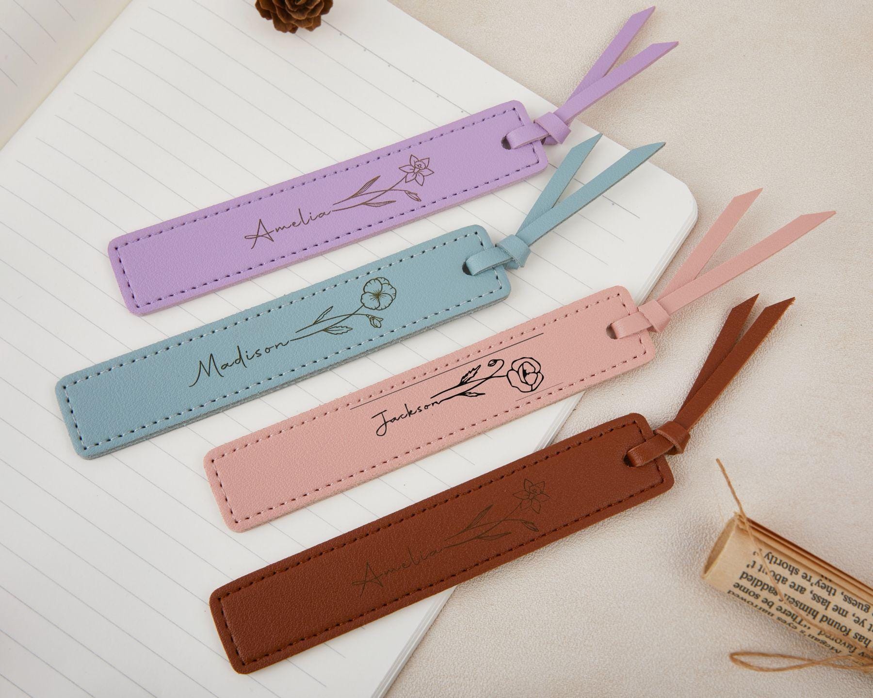 Personalisiertes Lesezeichen aus Leder mit Namen und Blume, Personalisiertes Lesezeichen aus Leder, Geschenke für Buchliebhaber, Brautjungferngeschenk, Geschenke für Studenten, Jubiläumsgeschenk