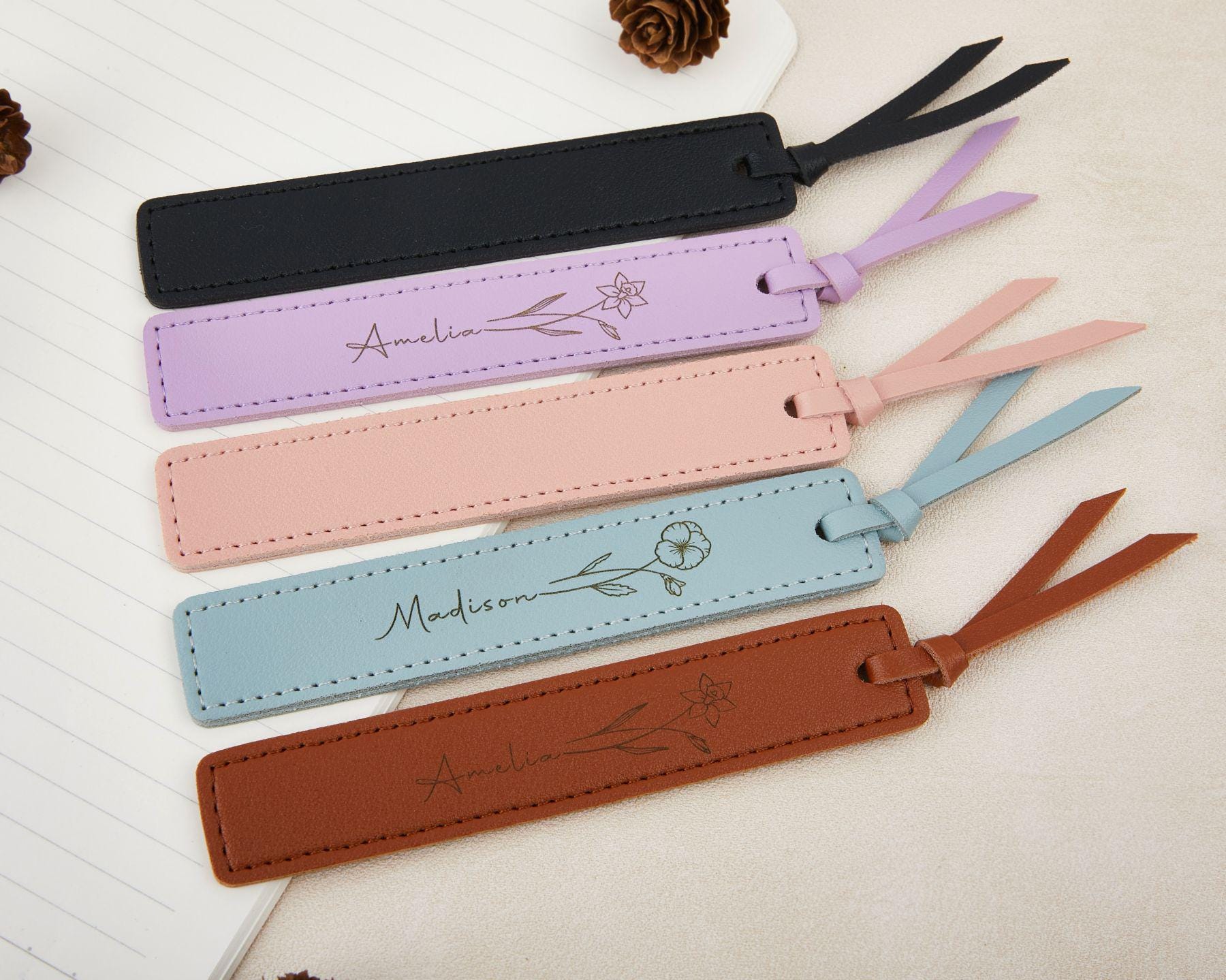 Personalisiertes Lesezeichen aus Leder mit Namen und Blume, Personalisiertes Lesezeichen aus Leder, Geschenke für Buchliebhaber, Brautjungferngeschenk, Geschenke für Studenten, Jubiläumsgeschenk