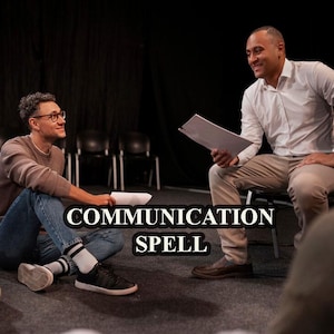 Pode incluir: Duas pessoas sentadas em cadeiras em uma sala escura, olhando uma para a outra e segurando papéis. O texto "COMMUNICATION SPELL" está sobreposto à imagem.