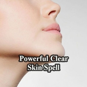 Puede incluir: Primer plano de la cara de una persona con piel lisa y clara. El texto "Powerful Clear Skin Spell" está escrito debajo de la imagen.