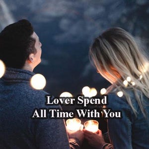 Pode incluir: Um casal segurando velas acesas em suas mãos, em pé em frente a um fundo desfocado de árvores e luzes. O texto "Lover Spend All Time With You" está escrito no centro da imagem.