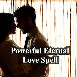 Könnte beinhalten: Silhouette eines Paares, das sich vor einem Fenster mit durchsichtigen Vorhängen umarmt. Der Text "Powerful Eternal Love Spell" ist über das Bild gelegt.