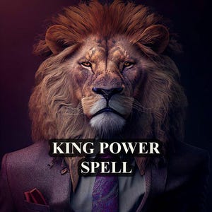 Puede incluir: Un león con un traje morado y una corbata con estampado morado y blanco. El texto "KING POWER SPELL" está escrito en letras blancas en el traje.
