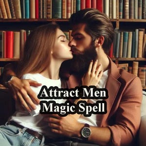 Puede incluir: Una pareja besándose frente a una estantería. La imagen tiene el texto "Attract Men Magic Spell" en fuente blanca con contorno negro. El hombre lleva una blazer marrón y un reloj. La mujer lleva una camisa blanca.