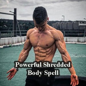 Könnte beinhalten: Ein Mann mit einem muskulösen, durchtrainierten Körper posiert mit ausgestreckten Armen. Er trägt eine schwarze Hose und hat einen entschlossenen Gesichtsausdruck. Der Text "Powerful Shredded Body Spell" ist über das Bild gelegt.