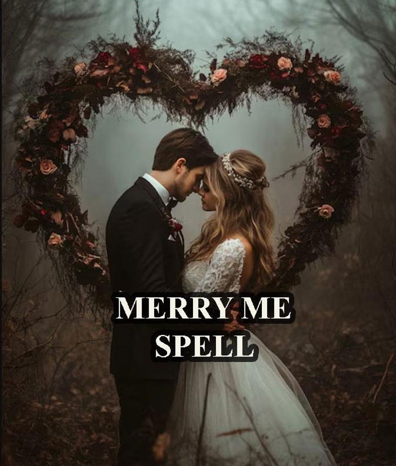 Pu&ograve; includere: Una coppia in un ambiente boschivo, in piedi sotto un arco floreale a forma di cuore fatto di fiori rosso scuro e rosa. Il testo "Merry Me Spell" &egrave; scritto in bianco su sfondo nero.