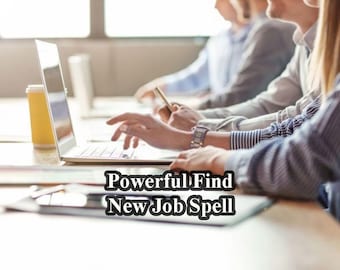 Puede incluir: Un grupo de personas sentadas en una mesa, trabajando en ordenadores portátiles. El texto "Powerful Find New Job Spell" está superpuesto a la imagen.