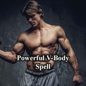 Puede incluir: Un hombre musculoso levanta una mancuerna con su brazo derecho. Lleva pantalones cortos grises y tiene un torso en forma de V definido. El texto "Powerful V-Body Spell" está superpuesto en la imagen.