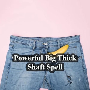 Op de afbeelding: Een paar blauwe denim jeans met een gele banaan die uit de voorzak steekt. De tekst "Powerful Big Thick Shaft Spell" staat in zwarte letters op de jeans.