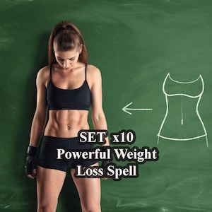 Puede incluir: Una mujer con un sujetador deportivo negro y pantalones cortos se encuentra frente a una pizarra verde. La pizarra tiene un dibujo del cuerpo de una mujer con una cintura más pequeña y el texto "SET x10 Powerful Weight Loss Spell".