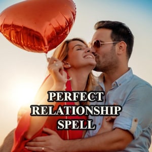 Op de afbeelding: Een stel omarmt elkaar, waarbij de vrouw een rode hartvormige ballon vasthoudt. De tekst "PERFECT RELATIONSHIP SPELL" is over de afbeelding gelegd.