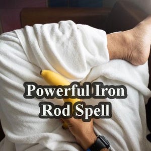 Può includere: Una persona che tiene una banana gialla con il testo "Powerful Iron Rod Spell" su una coperta bianca.