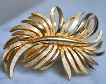 Stunning Crown Trifari Gold Leafy Brooch