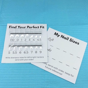 Puede incluir: Dos tarjetas blancas sobre una superficie azul. Una tarjeta dice "Find Your Perfect Fit" y muestra puntas de uñas transparentes numeradas del 00 al 9. La otra tarjeta dice "My Nail Sizes" con líneas para registrar los tamaños de las uñas. El texto en las tarjetas da instrucciones.