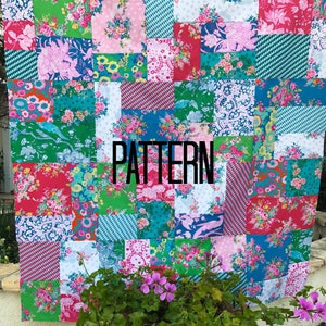 Puede incluir: Una colcha de retazos con una variedad de patrones florales en tonos de rosa, verde, azul y blanco. La colcha está hecha de cuadrados y rectángulos, y el patrón se llama "PATTERN".