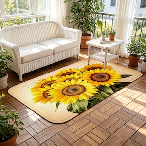 Könnte beinhalten: Ein rechteckiger Teppich mit einem Sonnenblumen-Design. Der Teppich zeigt mehrere große Sonnenblumen mit leuchtend gelben Blütenblättern und dunkelbraunen Zentren, vor einem hellbeigen Hintergrund. Grüne Blätter sind ebenfalls zu sehen.