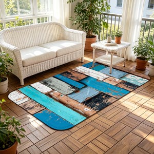Può includere: Un tappeto rettangolare con un design a doghe di legno invecchiato. Il tappeto presenta un mix di doghe dipinte di blu, turchese, marrone e bianco. Il tappeto è posizionato su un pavimento in legno, con un divano in vimini bianco e un tavolino sullo sfondo.