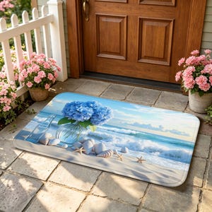 Può includere: Tappetino rettangolare con una scena di spiaggia con ortensie blu in un vaso di vetro, conchiglie e stelle marine. Il tappetino ha una combinazione di colori azzurro e bianco, con una raffigurazione di onde oceaniche e un cielo sereno.