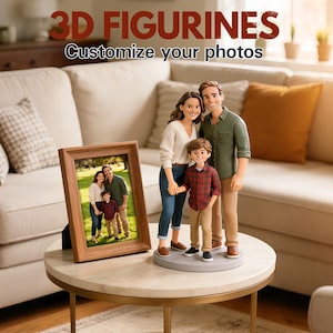 以下が含まれることがあります： 3 人家族の 3D フィギュアが、同じ家族の写真が入った額縁の隣にある灰色の台座に立っています。フィギュアはカジュアルな服装をしています。上部のテキストは「3D FIGURINES」と「Customize your photos」です。フォトフレームは木製です。