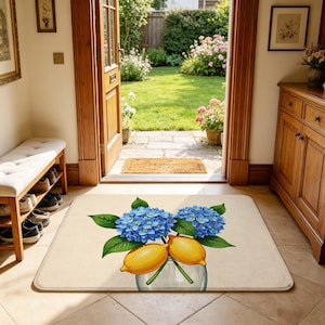 Puede incluir: Una alfombrilla rectangular con un estampado gráfico de dos limones de color amarillo brillante y dos racimos de flores de hortensia azules con hojas verdes, dispuestos en un tarro de cristal transparente sobre un fondo beige claro.