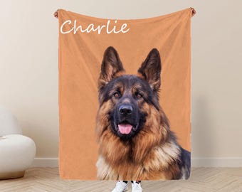 Könnte beinhalten: Eine personalisierte Fleece-Decke mit einem braunen und schwarzen Deutschen Schäferhund auf einem pfirsichfarbenen Hintergrund. Der Name des Hundes, "Charlie", ist in weißer Schrift oben auf der Decke geschrieben.