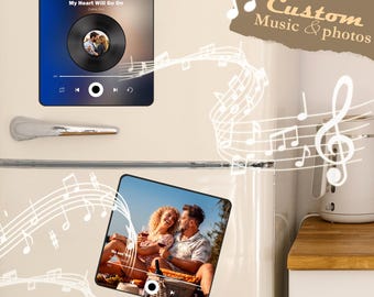 Könnte beinhalten: Cremefarbener Kühlschrank mit zwei individuellen Fotomagneten. Der obere Magnet zeigt eine Musikplayer-Oberfläche mit dem Text "My Heart Will Go On". Der untere Magnet zeigt ein Paar bei einem Picknick. Noten und der Text "Custom Music & photos" sind ebenfalls sichtbar.