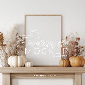 Elegantes Vertikales Herbst Kunstwerk PSD Mockup | DIN A Ratio | Holzrahmen | Kürbisse & Blattwerk | Gemütlicher Herbst Digital Art Display