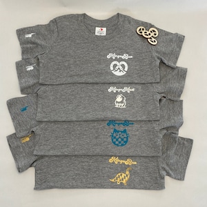 Unikate handmade Motive by Mingababy T-Shirt für Jungen oder Mädchen  Gr. 116 in grau meliert mit Katze, Dinosaurier oder Breze