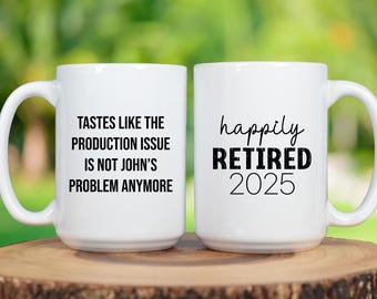 Könnte beinhalten: Zwei weiße Keramik-Kaffeetassen mit schwarzem Text. Eine Tasse trägt den Schriftzug "Tastes like the production issue is not John's problem anymore". Die andere Tasse trägt den Schriftzug "happily retired 2025".