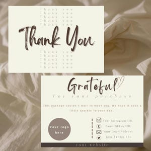 Puede incluir: Una tarjeta de agradecimiento beige con el texto "Thank You" en letra cursiva marrón. La tarjeta también incluye el texto "Grateful for your purchase" y un símbolo de corazón. La tarjeta tiene espacio para un logotipo e incluye iconos de redes sociales y el texto "your website".