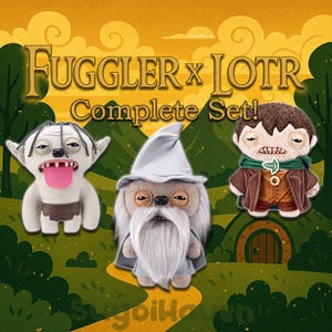 Könnte beinhalten: Ein komplettes Set aus drei Plüschtieren, inspiriert von Der Herr der Ringe. Die Spielzeuge sind ein grauer und weißer Gandalf, ein brauner und grüner Gollum und ein brauner und grüner Hobbit. Die Spielzeuge lächeln alle und haben große Augen. Der Hintergrund ist eine grüne und braune Waldszene mit einem gelben Himmel.