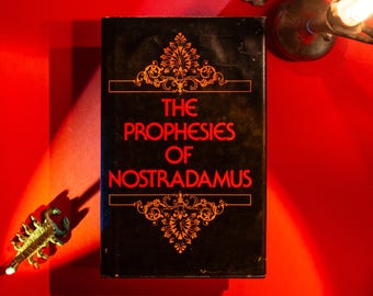 Le Profezie di Nostradamus, di Michel de Nostredame. Pubblicato nel 1980. Libro d'epoca da collezione con copertina rigida.