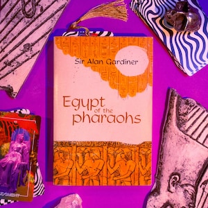 Egypt of the Pharaohs, by Sir Alan Gardiner 1961/1976. Vintage Collectible Paperback Book