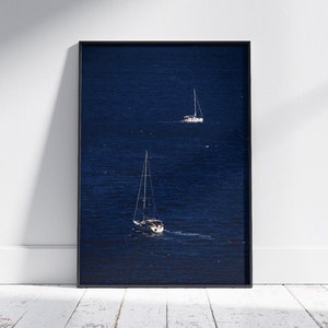 Esthetische print luxejacht, poster oude geldboot, kunst aan de muur blauwe oceaan, kustfotografie, luxejacht in water, retro stijlvolle print
