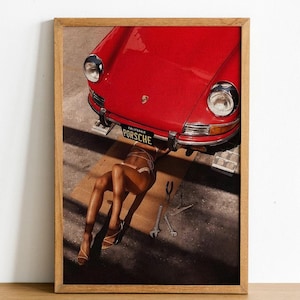 Retro Mechanikerin Kunstdruck: Rotes Auto Modefotografie